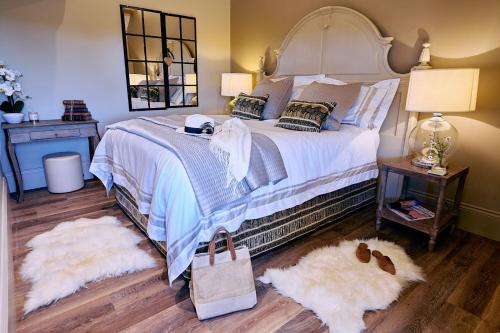 En eller flere senge i et værelse på The Shooting Lodge