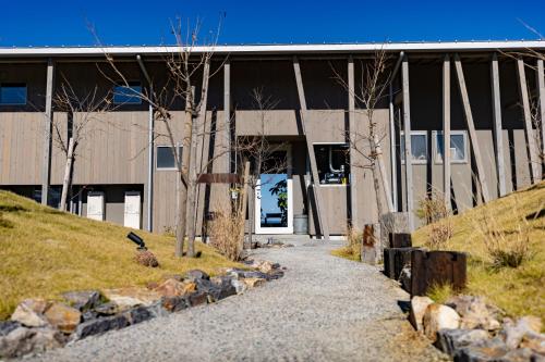 a building with a path in front of a building at ゲストハウス＆カフェ　ハレテル in Masuda