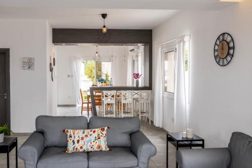 uma sala de estar com um sofá e uma mesa em Napa Bay View Villa 3 em Agia Napa