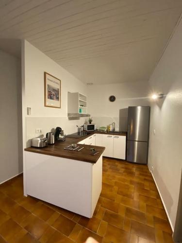 Il comprend une cuisine équipée d'un comptoir et d'un réfrigérateur. dans l'établissement T3 avec terrasse au cœur de Portovecchio, à Porto-Vecchio