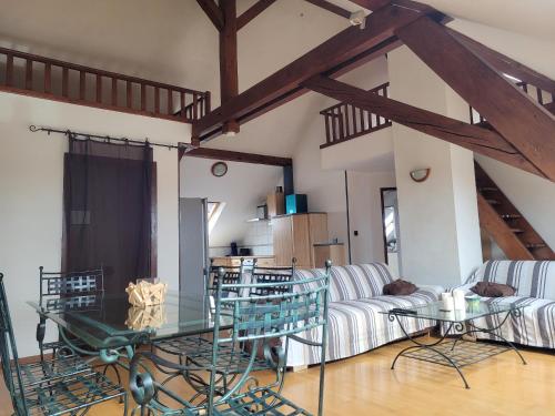 un salon avec un canapé et une table dans l'établissement Chaleureux duplex en Alsace, à Mulhouse