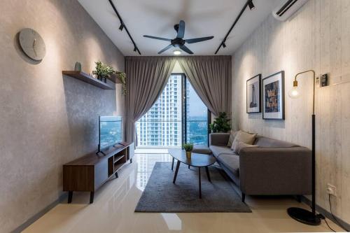 een woonkamer met een bank en een plafondventilator bij Family-friendly APT 3BR Above Mall-PoolGym MITEC in Kuala Lumpur