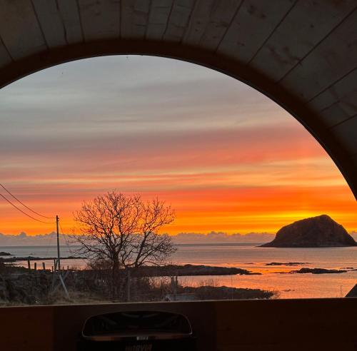 Blick auf den Sonnenuntergang von einem Autofenster in der Unterkunft Haukland beach panorama in Offersøya