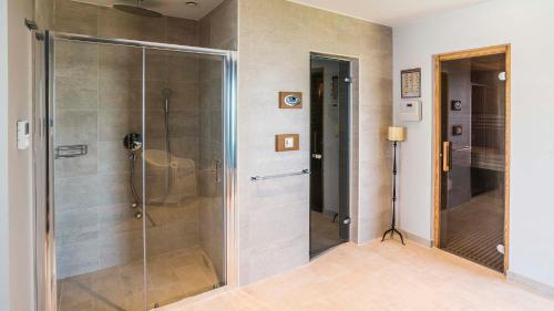 Ένα μπάνιο στο Luxurious villa with stunning view in Buje