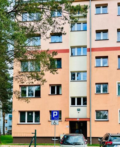 um edifício com um parquímetro em frente em A4 Apartament II em Szczytnica