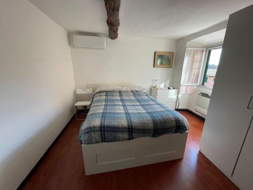 ein Schlafzimmer mit einem Bett in einem weißen Zimmer in der Unterkunft Historic house close to station in Genua