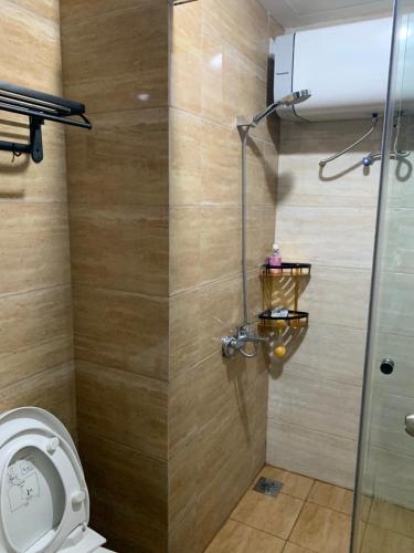 La salle de bains est pourvue d'une cabine de douche et de toilettes. dans l'établissement Apartment Breeze Bintaro, Tangerang Selatan, à Pondoklang