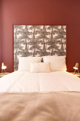 une chambre avec un lit blanc avec une grande fenêtre dans l'établissement L'éclat - Résidence Hestia, à Saint-Étienne