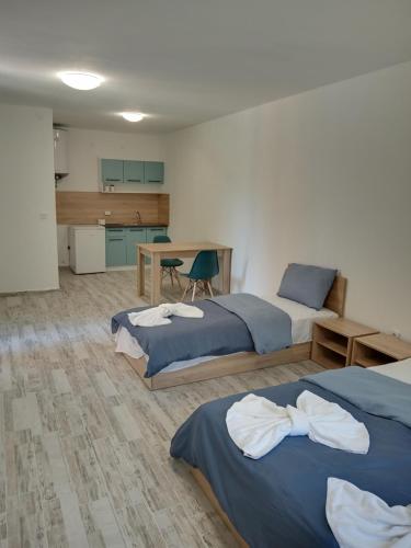 A bed or beds in a room at Apartment's Pita & Mare