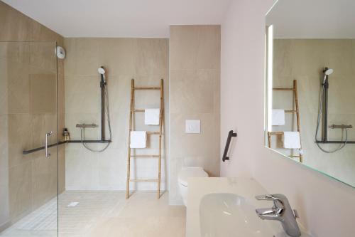 a bathroom with a sink and a shower at Le Domaine des Diamants Blancs in Croix