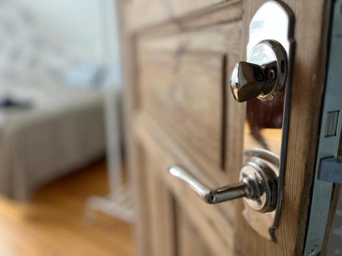a wooden door with a knob on it at Eklinds Rum och Trädgård in Gothenburg