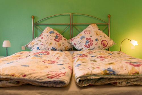 2 Betten mit Kissen darüber in der Unterkunft Haus Oveney in Bochum