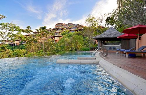 Sri Panwa Phuket Luxury Pool Villa Hotel - SHA Plus في شاطئ بنوا: مسبح وسطح ومنزل