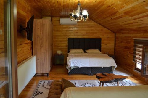 Trabzon green valley villa في طرابزون: غرفة نوم بسرير في كابينة خشبية