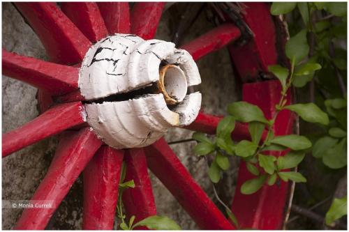 een houten object op een rood hek bij Camping Baia Saraceno in Palau