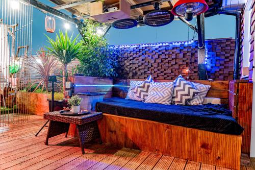 uma cama no meio de um quarto com uma mesa em 2 Bedroom Roof Terrace SPA with Sauna plus Jakuzzi and Outdoor Cinema em Londres