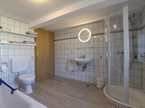 Koupelna v ubytování Clausen - Ferienwohnung mit 4 Schlafzimmern, 2 Bädern, Aufenthaltsraum mit Kamin und Garten