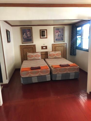 two beds sitting next to each other in a bedroom at Phi Phi Dream Guest House in Phi Phi Don