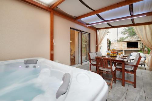 bañera grande en una habitación con mesa en Apartment Boris, en Trogir