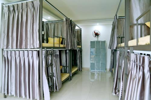 Ninh Bình City Backpackers Hostel tesisinde bir ranza yatağı veya ranza yatakları
