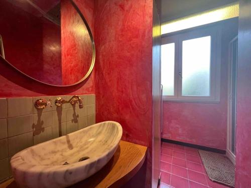 ein Badezimmer mit einem großen Waschbecken und einem Spiegel in der Unterkunft Casa Ida in Lerici