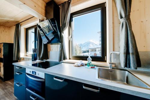 una cucina con lavandino e finestra di Clofers Active Apartments Sonnleitn a Hermagor