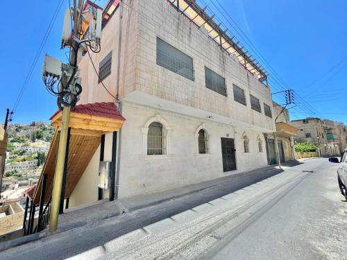 un bâtiment situé sur le côté d'une rue dans l'établissement Villa Mira GuestHouse 2 - Downtown Central Amman - AL DIYRIH, à Amman