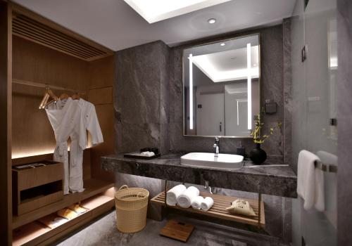 Ένα μπάνιο στο Royce Hotel Shenzhen