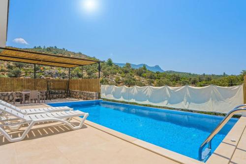 Bazén v ubytování Cozy Villa Mari with Pool in Peaceful Nature Kalkan-KAŞ nebo v jeho okolí