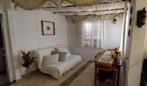 Elizas house في نيا ماكري: غرفة معيشة مع أريكة وطاولة
