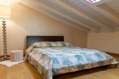 1 dormitorio con 1 cama grande en una habitación en Maison 140, en Lonato