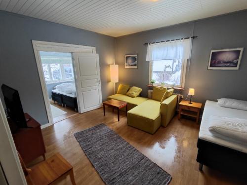 Habitación con sala de estar con sofá y cama. en Living Ludvika, en Ludvika