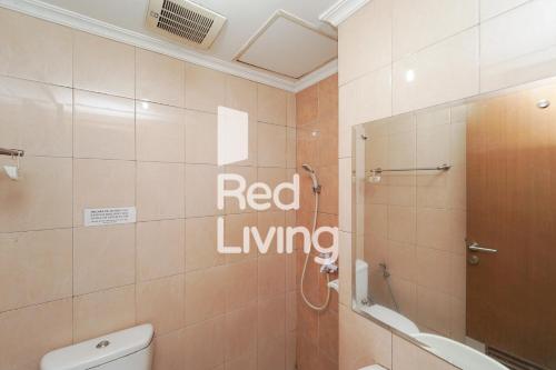 Vannituba majutusasutuses RedLiving Apartemen Margonda Residence 2 - Pridama Room