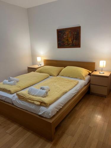 維也納的住宿－Stelius Wien，一间卧室配有一张大床和两条毛巾