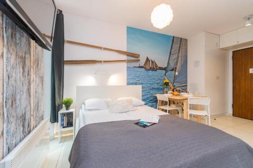 a bedroom with a bed with a view of the ocean at Apartamenty NCNK Baltic Park w Stegnie - 500 m do plaży in Stegna