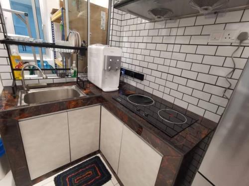 - une cuisine avec un évier et un comptoir dans l'établissement Ipoh Klebang CP Homestay, à Ipoh