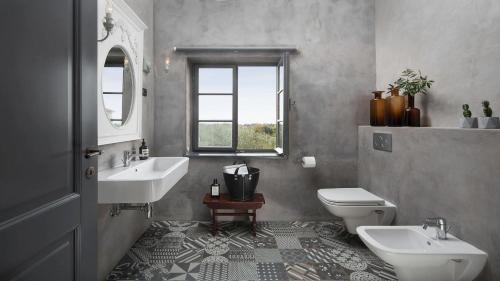 Ένα μπάνιο στο Rustic luxury villa with stunning interior in Tinjan