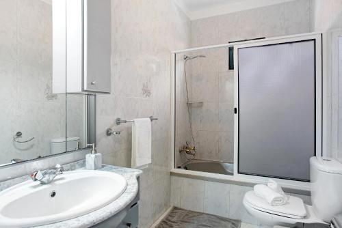 Venda do AtalhinhoにあるEstrela Houseの洗面台、トイレ、シャワー付きのバスルーム