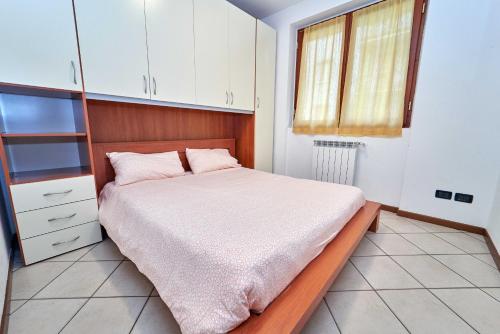 een slaapkamer met een groot bed en witte kasten bij Affittimoderni Bergamo Curno - CUMA8 in Curno