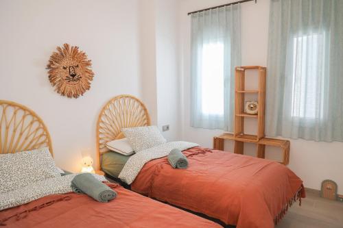 1 Schlafzimmer mit 2 Betten und einem Fenster in der Unterkunft VILLA BELLA in L'Ampolla