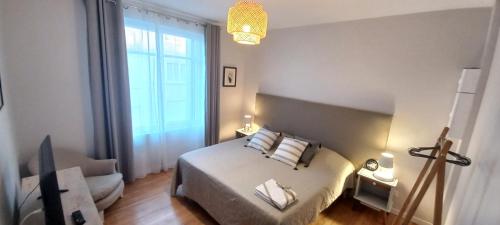 une petite chambre avec un lit et une fenêtre dans l'établissement Royan appartement centre ville/mer, à Royan