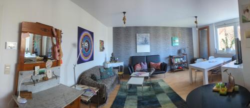 ein Wohnzimmer mit einem Sofa und einem Tisch in der Unterkunft Ankommen WOHLFüHLEN in kompletter Wohnung 2 Schlafzimmer FREi Parken TOP Anbindung A46 NETFLIX in Wuppertal