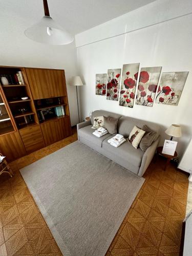 uma sala de estar com um sofá e um tapete em Da Gretel em Rapallo