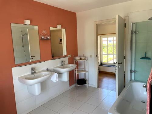ein Bad mit 2 Waschbecken und einer Dusche in der Unterkunft Cottage entier : 6 à 8 personnes - La Ferme du Try in Frasnes-lez-Gosselies