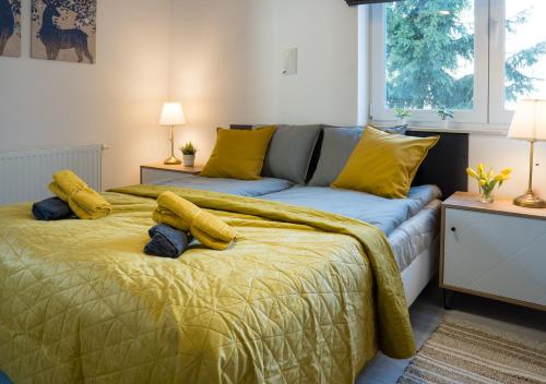 מיטה או מיטות בחדר ב-Apartament Słoneczny Kamienica Grochów with free parking