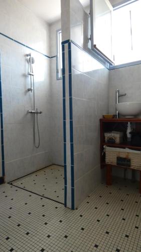 une salle de bain avec douche et lavabo dans l'établissement Maison entière 3 chambres, à Saint-Brévin-les-Pins