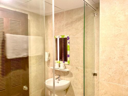 uma casa de banho com um WC, um lavatório e um chuveiro em Aman Boutique Hotel em Hoi An