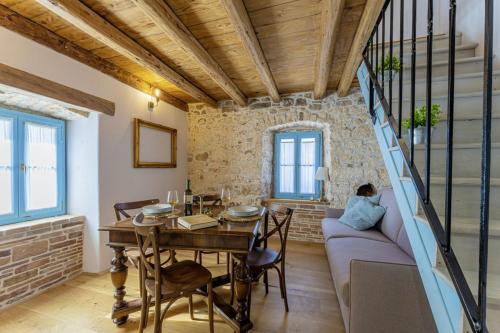 - un salon avec une table et un canapé dans l'établissement Wine & Heritage - Johan i Matija in Grandići - Istrien, à Grandići