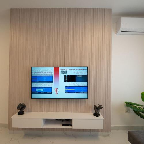 TV a/nebo společenská místnost v ubytování Al Kawther Hotel Apartments
