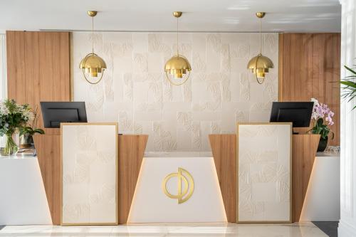 eine Lobby mit einer Rezeption mit einem goldenen Logo in der Unterkunft Ocean Drive Ibiza in Ibiza-Stadt